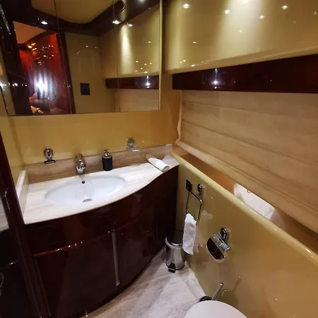 Beautiful Motor Yacht Πλωτό κατάλυμα