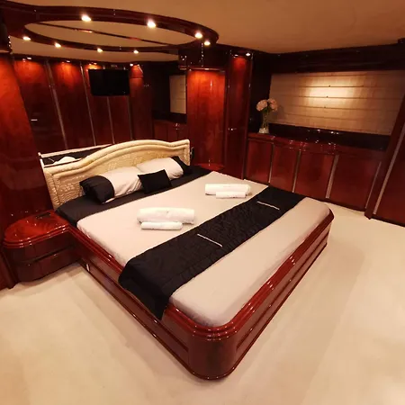 Beautiful Motor Yacht Botel *
