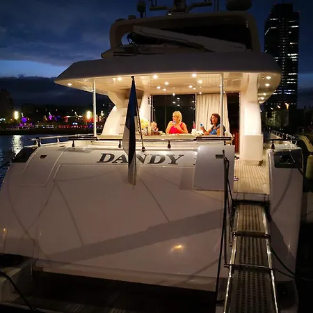 Beautiful Motor Yacht Botel *