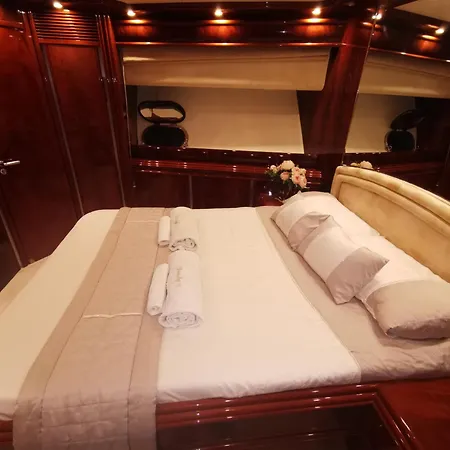 Beautiful Motor Yacht Botel *